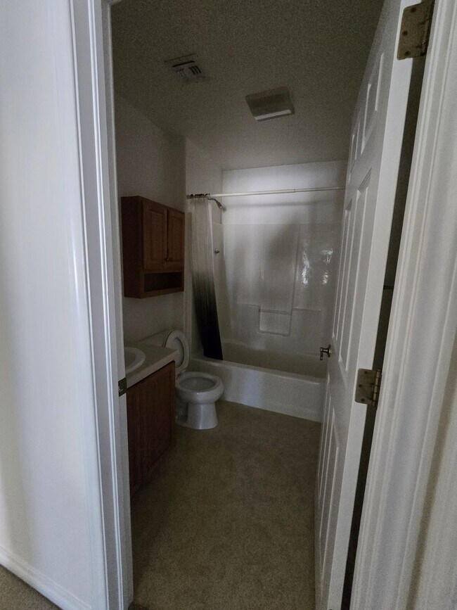 Building Photo - Beautiful single level townhouse located in quiet northwest area.