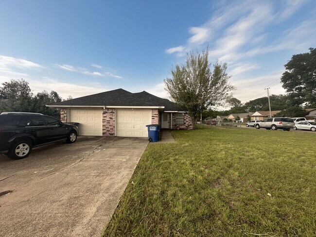 Building Photo - 5415-5415 Brookhollow Dr
