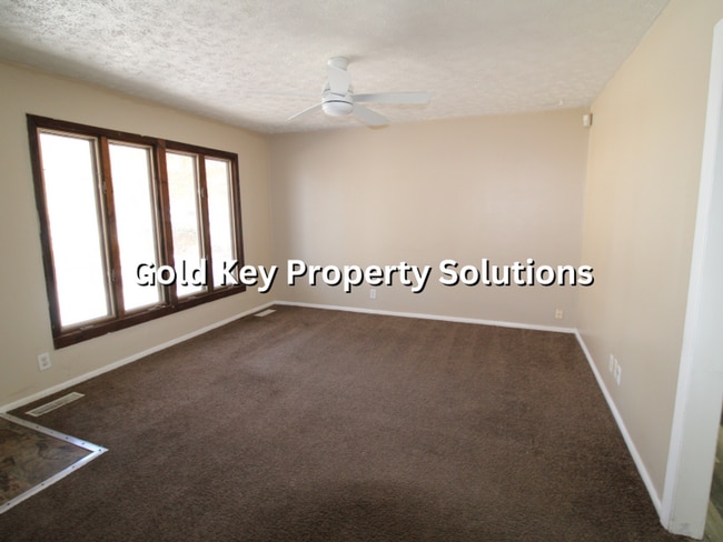 Building Photo - Spacious 3 BR 1 BA Ranch with Main-Level L...