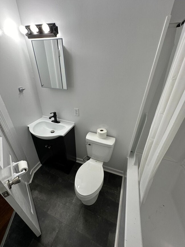 Building Photo - 3 bed 2 bath house on North Side! All electric, Central Air, laundry included, big yard