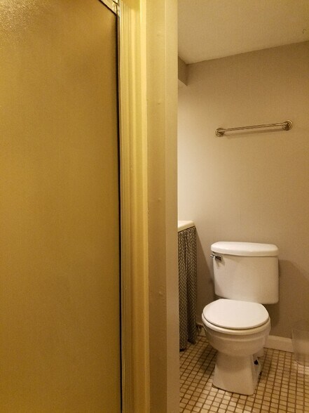 Bath - 1717 Monroe Ave