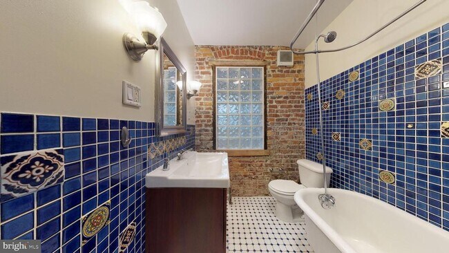 Building Photo - 728 Rock Creek Church Rd NW