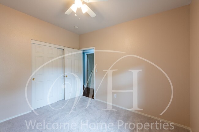 Building Photo - Beautiful 3 Bedroom Home With Fenced Backy...