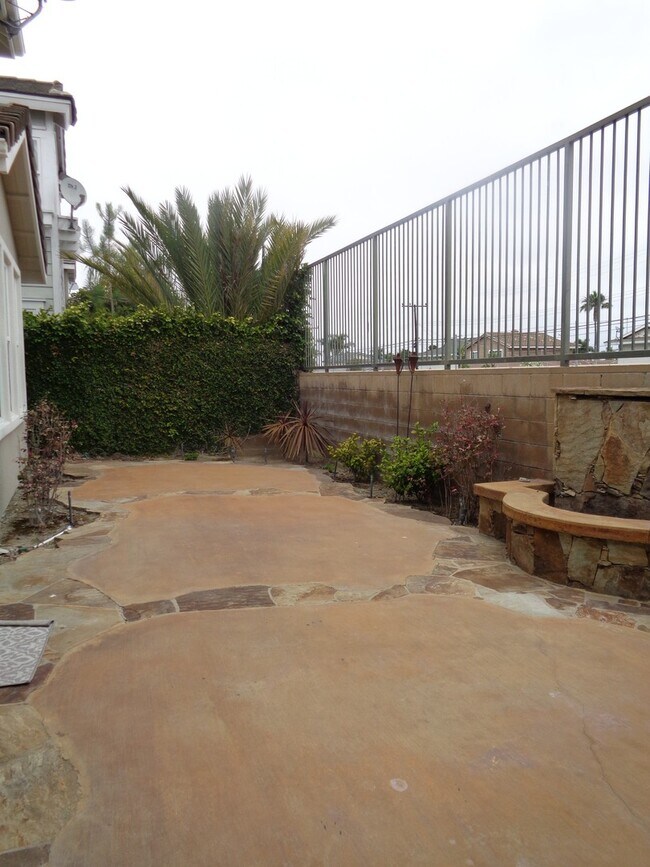 Building Photo - Custom executive home in gated community 1...
