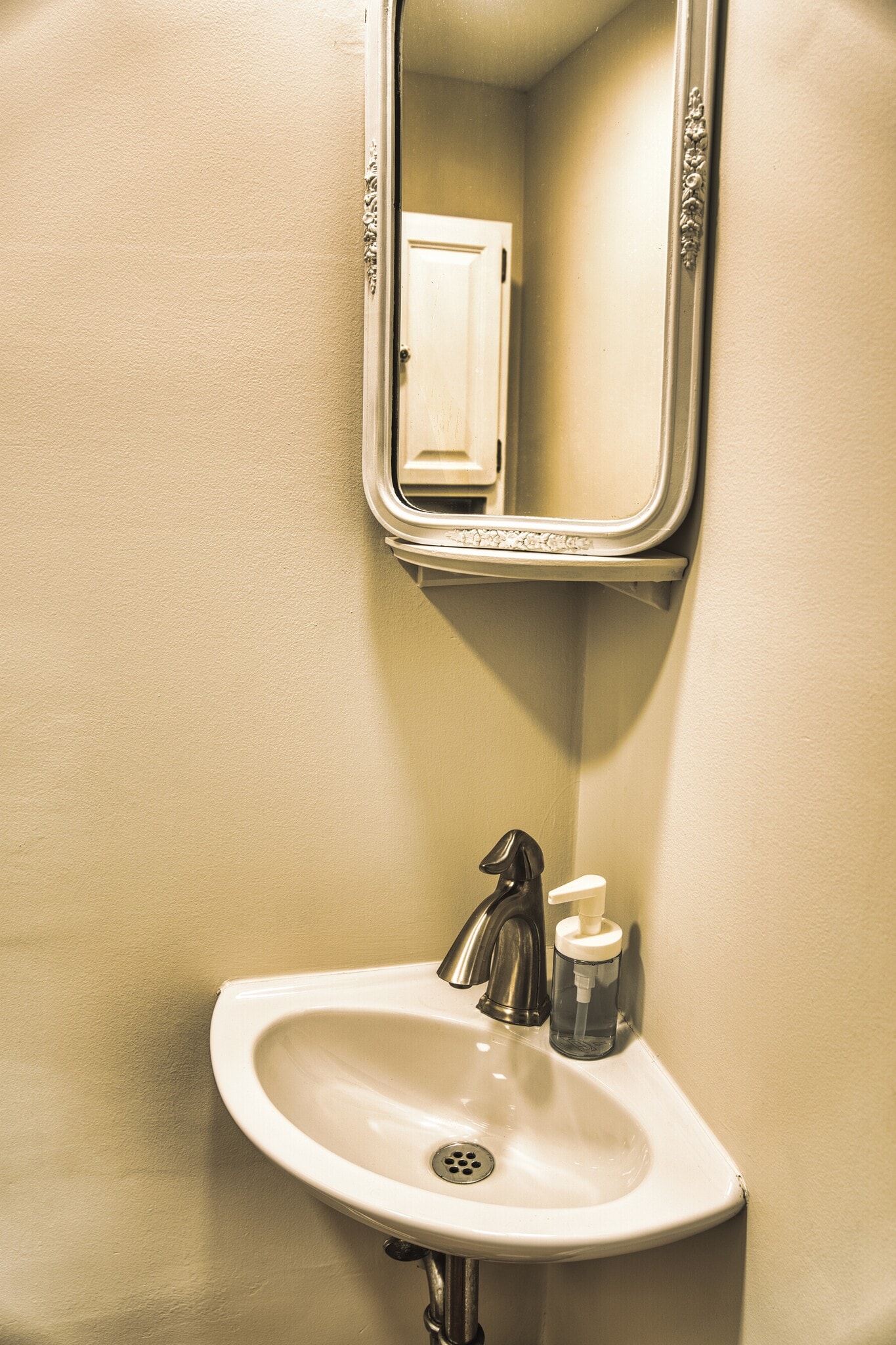 1/2 Bath - 2430 Grandview Ave