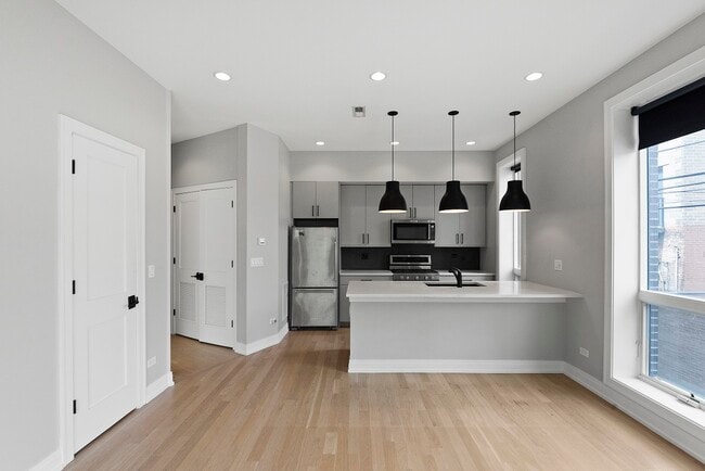 Building Photo - 1050 W Cornelia Ave