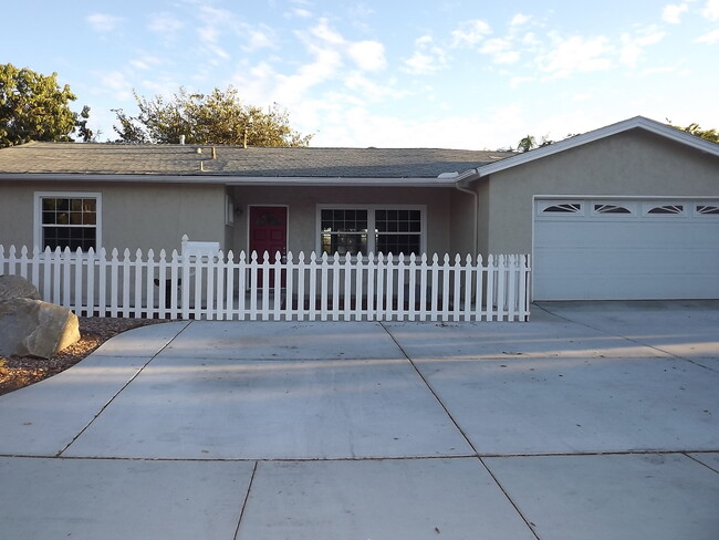 Primary Photo - Beautiful 3 bed 2 bath home with a Huge Ba...