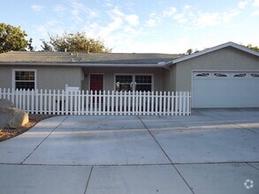 Building Photo - Beautiful 3 bed 2 bath home with a Huge Ba...