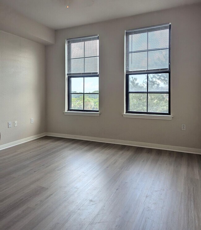 Building Photo - 1x1 New wood-look vinyl plank flooring throughout!