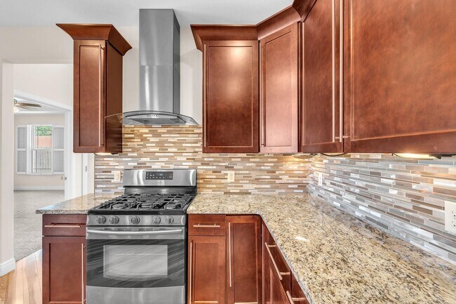 Building Photo - Stunning 4 Bedroom in PRIME Location!!  South of I-10!!