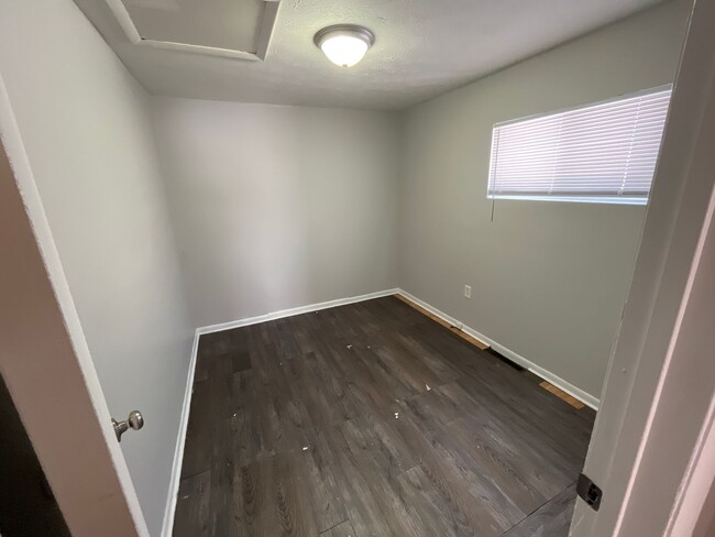 Building Photo - 4 bedroom 1 bathroom single family home wi...