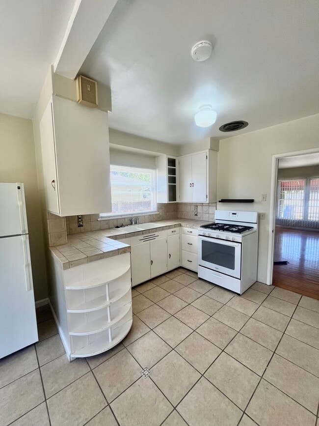 Building Photo - Charming 2 Bedroom Cottage in the Heart of Downtown Paso Robles! AVAILABLE July 1st, 2026 **DO NO...