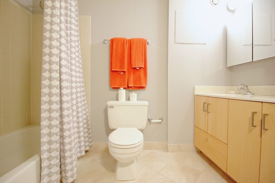 Building Photo - 798 N Dearborn St