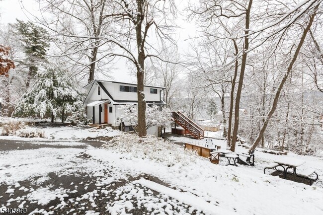 Building Photo - 377 Lakeside Rd