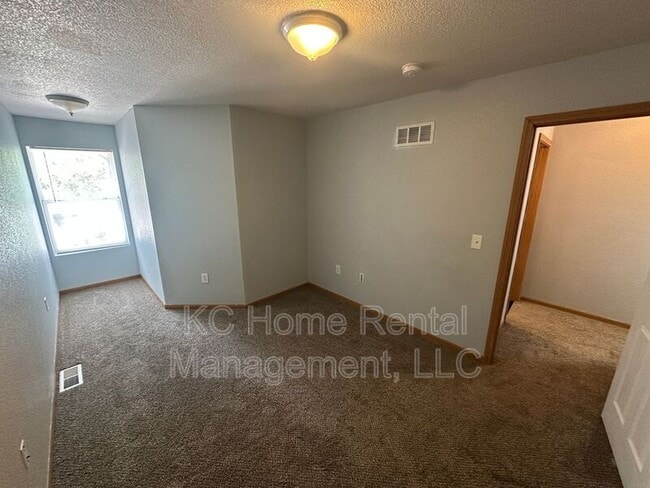 Building Photo - 1001 S Hocker Ave