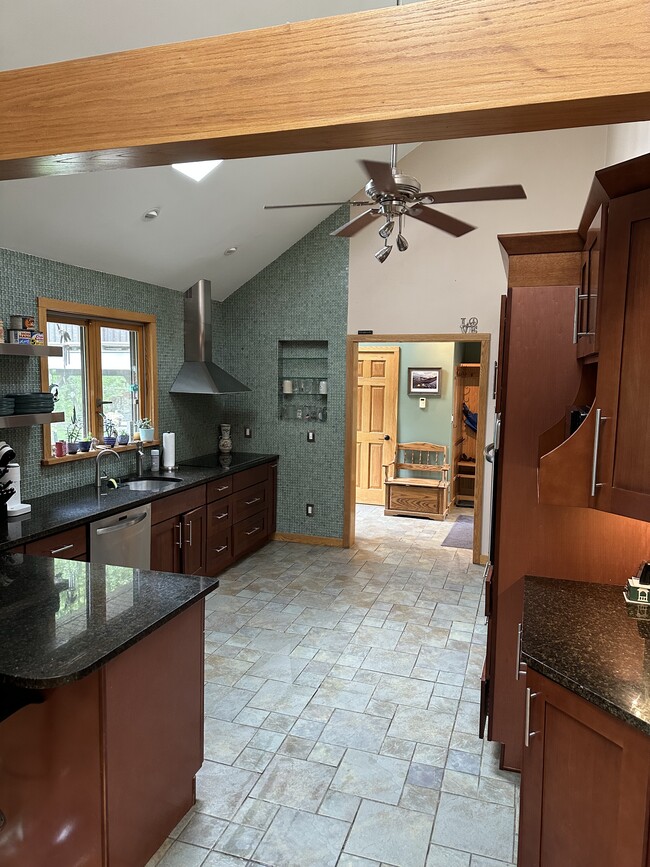 Building Photo - 16 Gibbons Ln