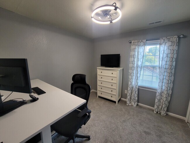 Building Photo - 1012 Meadowview Pl