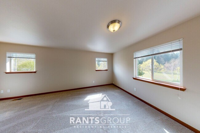 Building Photo - Spacious and Versatile Home in Sought-Afte...