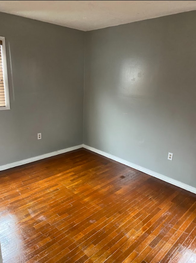 Building Photo - 3 Bed-1 Bath - spacious, beautiful with AC...
