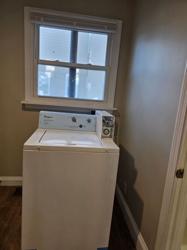 Building Photo - No Brokers Fee, In-Unit Laundry, Eat-in Kitchen, Large bedrooms, 3 Full Bathrooms