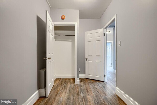 Building Photo - 2533 W Lombard St