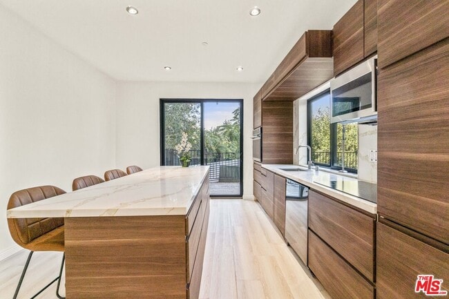 Building Photo - 2315 Loma Vista Pl