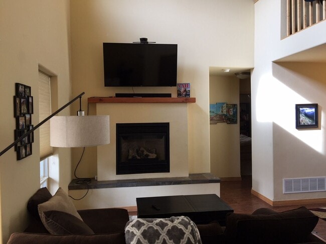 Building Photo - Dog friendly 3 Bedroom Condo!