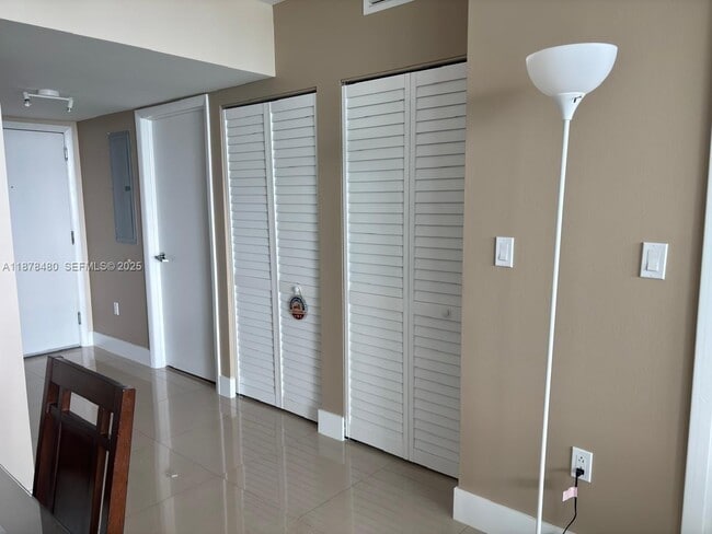 Building Photo - 1800 N Bayshore Dr