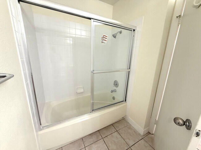 Building Photo - SPACIOUS 2BED/2BATH CONDO * FIRST FLOOR UNIT*