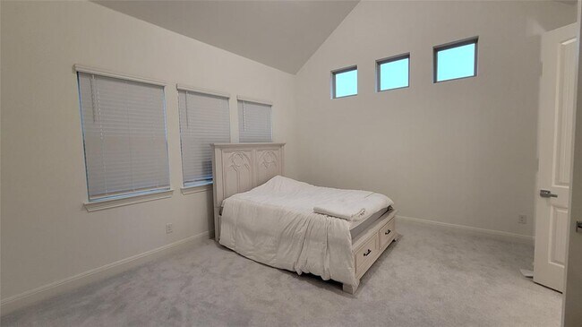 Building Photo - 1720 Scenic Hts Ln