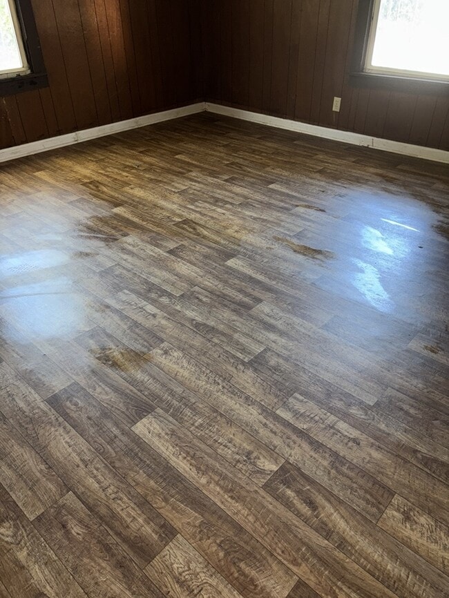 Building Photo - 3 Bedroom 1 Bathroom