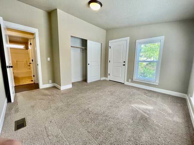 Building Photo - Spacious 3 Bedroom/2 Bath Home with genero...