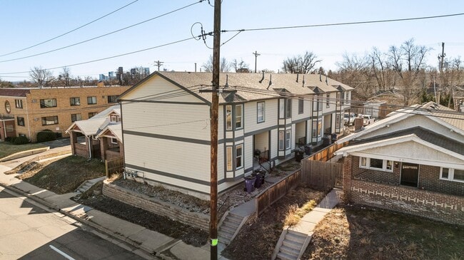 Building Photo - Charming 3 Bedroom Townhome in Highlands Neighborhood