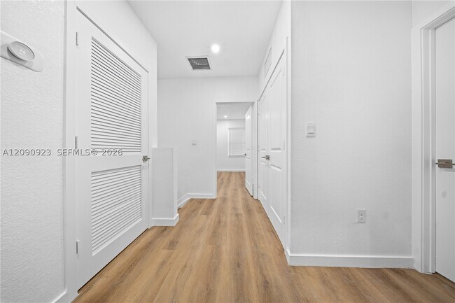 Building Photo - 1762 SE 9th Ave