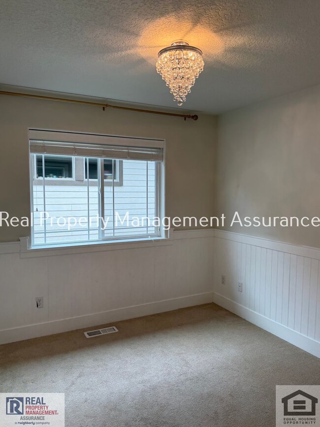 Building Photo - 28857 SW Geneva Loop