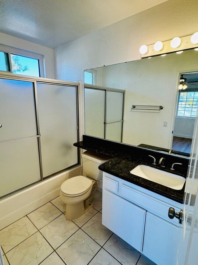 Building Photo - Remodeled 2 Bed / 2 Bath Near Signal Hill – Minutes from the Traffic Circle