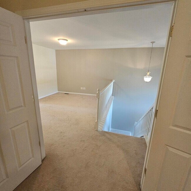Building Photo - 3 Bedroom, 2.5 Bath Condo, Kitchen with St...