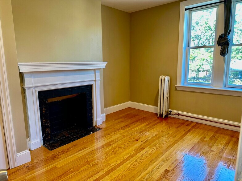 Building Photo - 72 Egmont St