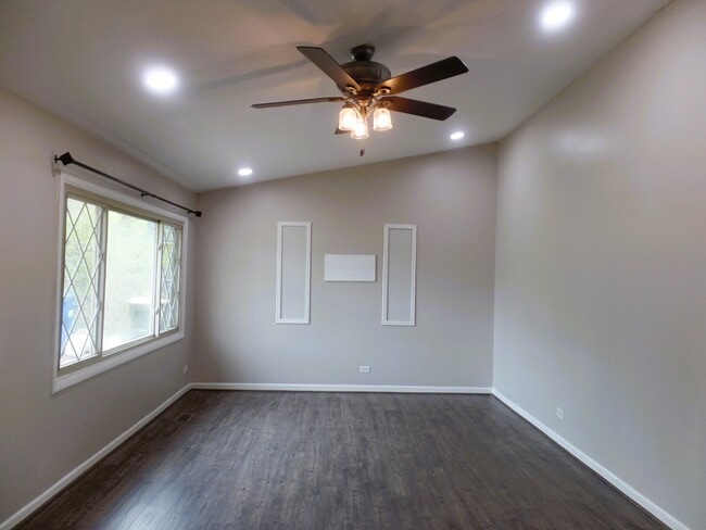 Building Photo - 5910 Bradley Ct N