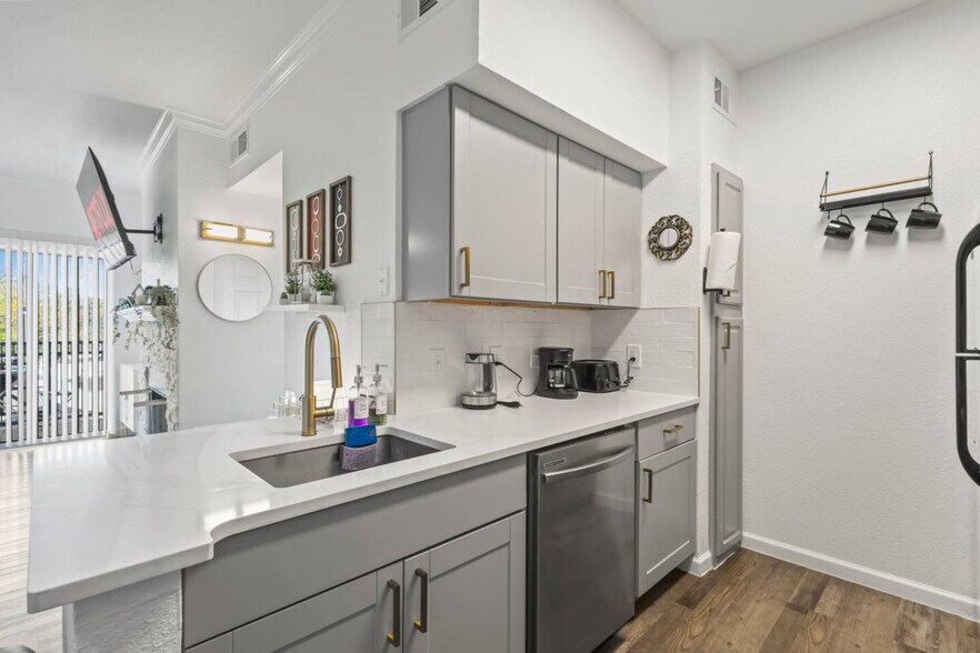 Building Photo - 2929 Kings Rd