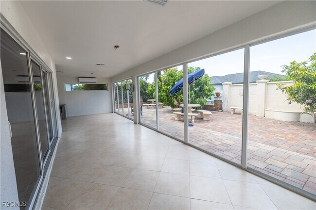 Building Photo - 1208 NW 21st Pl