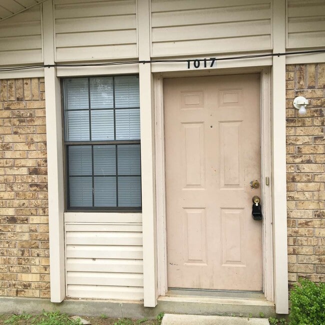 Building Photo - 1017 Sybil Dr