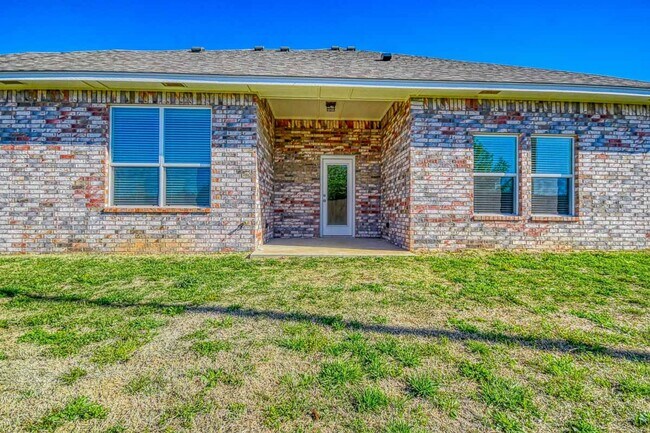 Building Photo - 3100 Pebble Pond Dr