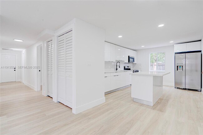 Building Photo - 6044 SW 37th St