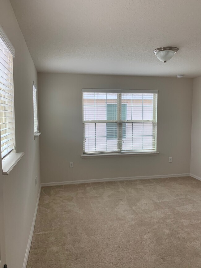 Building Photo - WINDERMERE TRAILS HOME  4 Bed 3.5 BATH