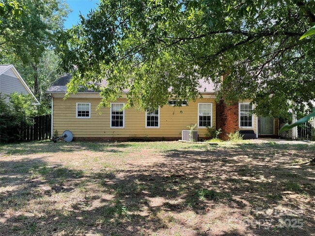 Building Photo - 6002 Kenmore Ln