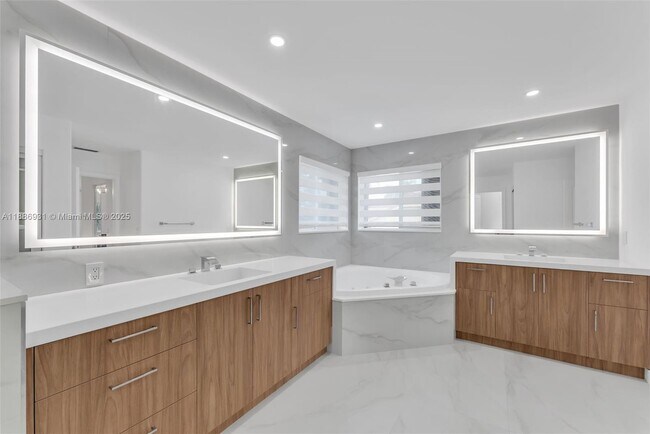 Building Photo - 420 Montclaire Dr
