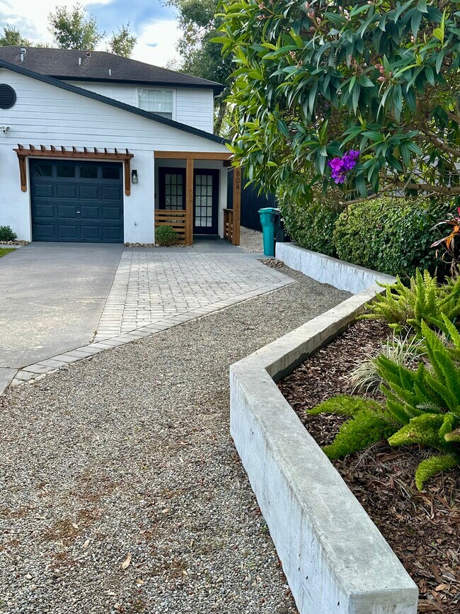 Building Photo - 804 E South St