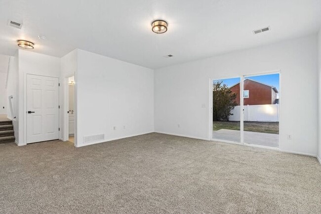 Building Photo - Beautifully Updated 2 Bed, 1.5 Bath House