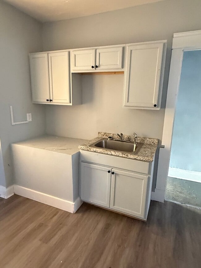 Building Photo - 4bd Single Section 8